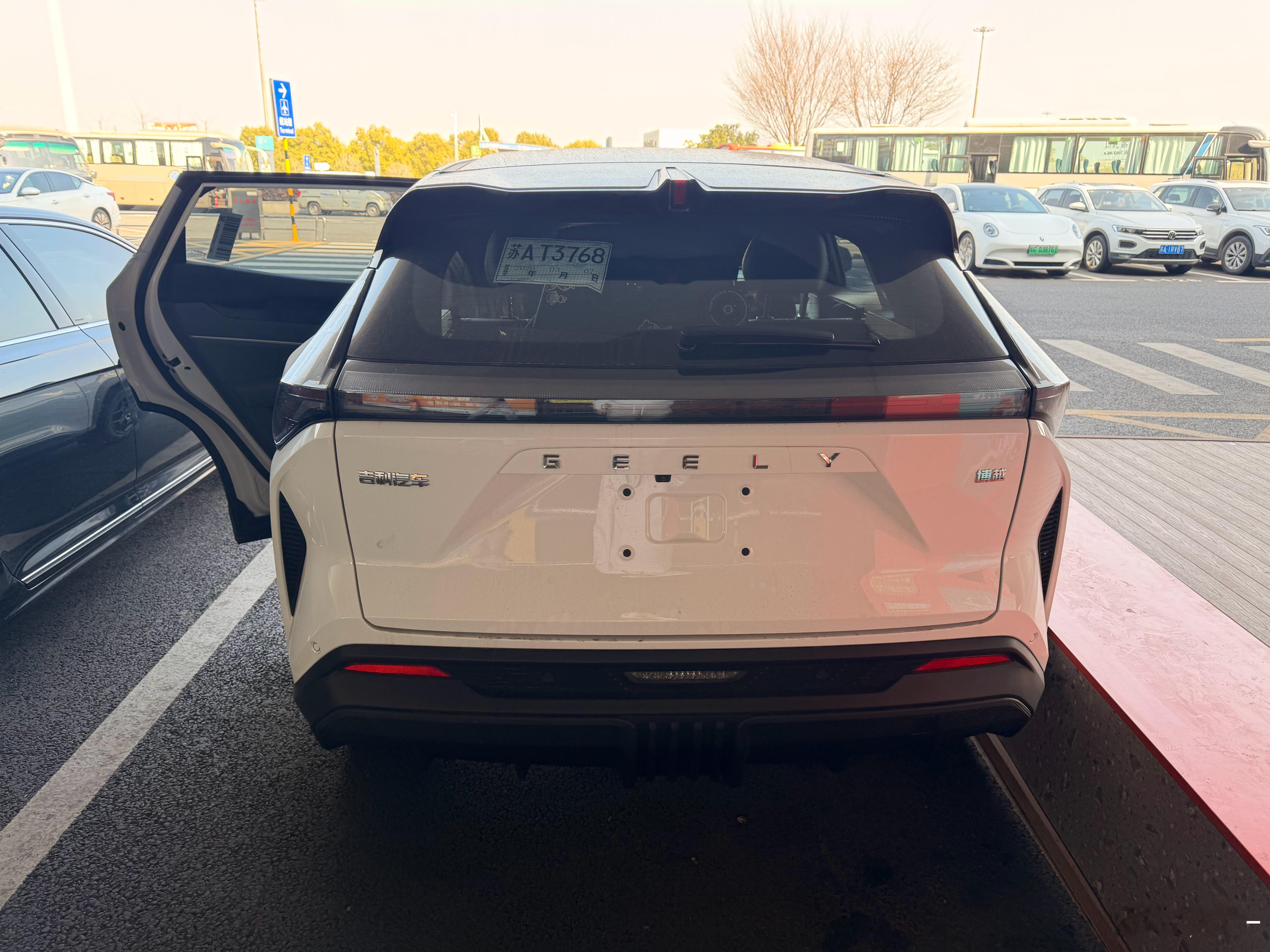 这次回安庆我看了下最合适的时间是飞到南京然后租了台博越回家这后备箱空间真够大的，