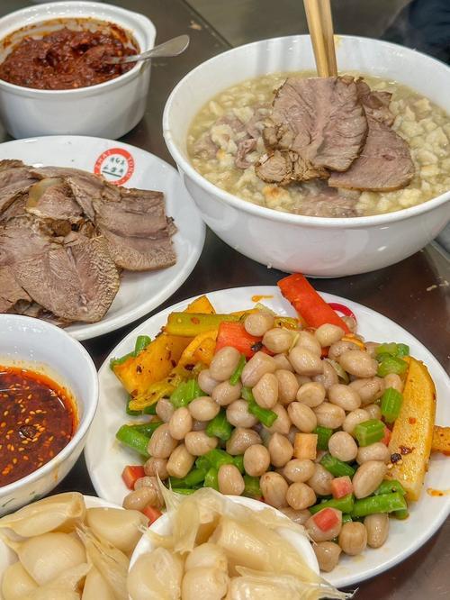 笑喷！西安泡馍店硬核名场面 外国食客疑少串 老板当场一根根数
 
陕西西安一家泡