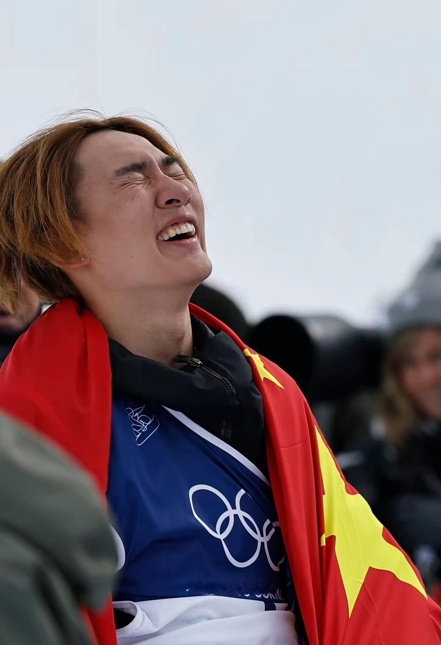 苏翊鸣担任闭幕式旗手 米兰冬奥会 中国代表团首金的荣耀，值得！此刻皆不凡