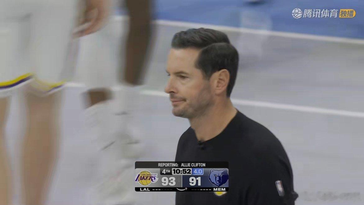 场边记者：艾顿在更衣室接受队医治疗，官方确切消息尚未公布。 ​​​