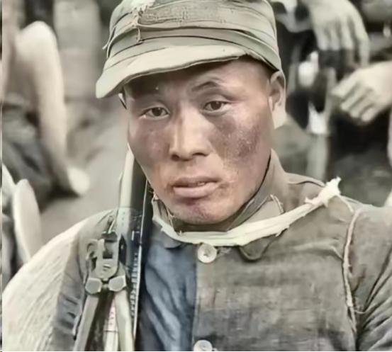 1945年，一名机枪手为了躲避日军，选择绕上山路前进。
 
没想到意外发现100