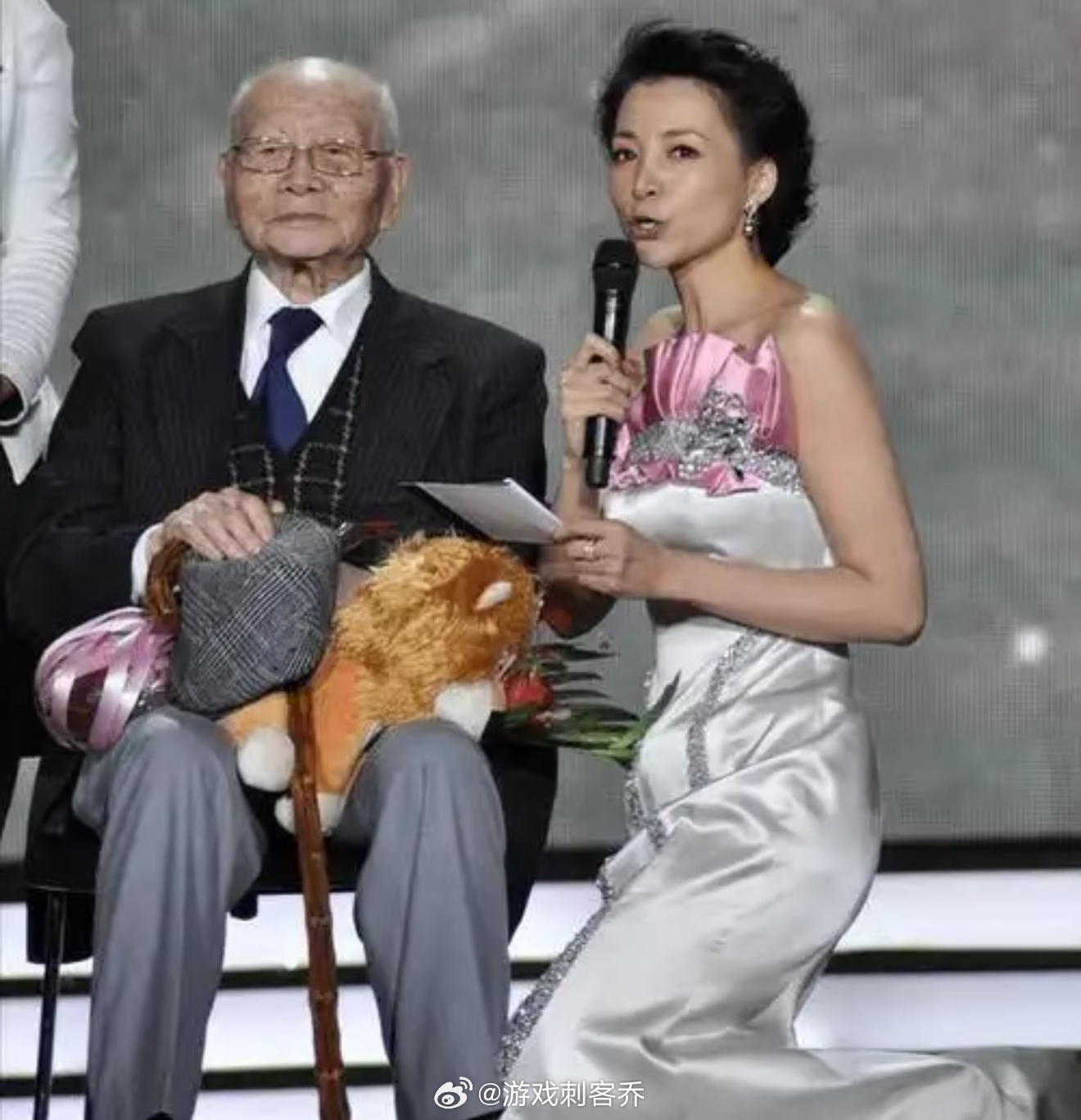 董卿 抖音评论被造谣一想起董卿蹲下采访老人，主动俯身平视嘉宾的样子，再看这次的y