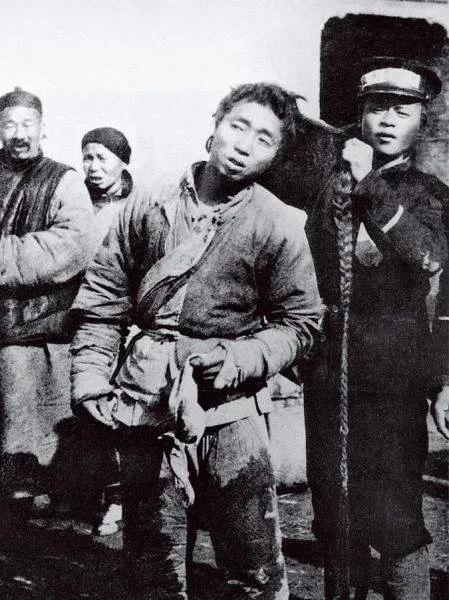 清朝灭亡、民国初立，马上就在全国开展了一次“剪辫子热潮”。这是在上海街头的一幕，