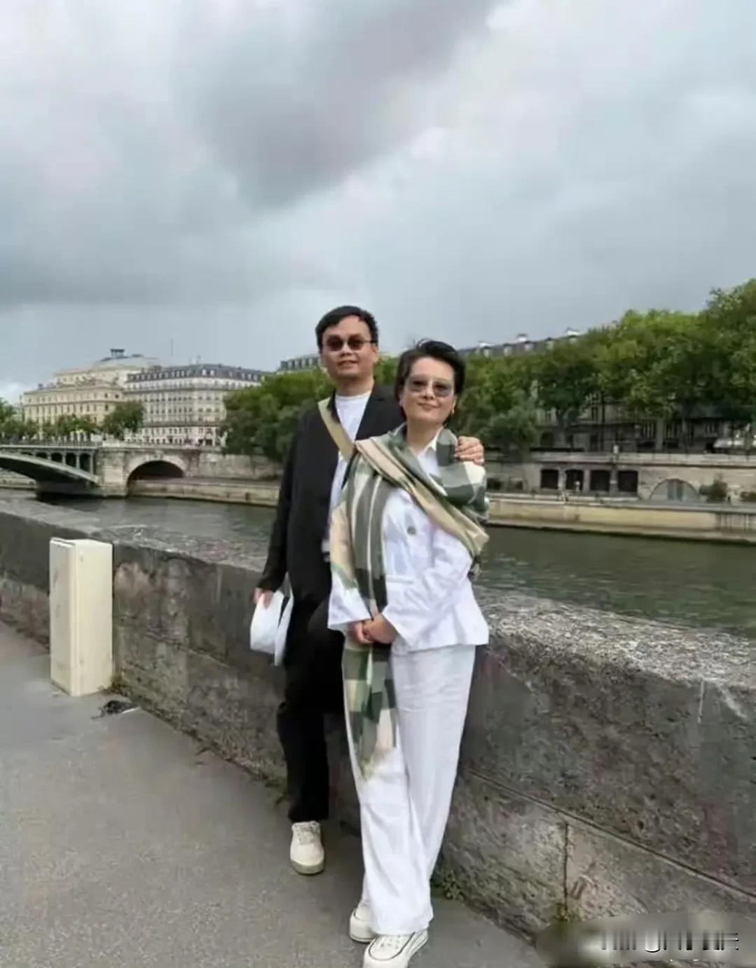 袁立带着三婚老公在巴黎度假。
看夫妻俩这气色，一副岁月静好、婚姻和谐的模样。
风