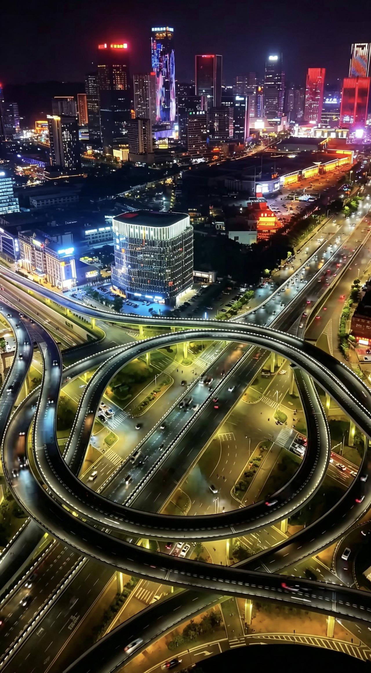 下图是番禺用了十几年，几乎耗费所有心力打造的属于番禺人自己的CBD，南村万博。