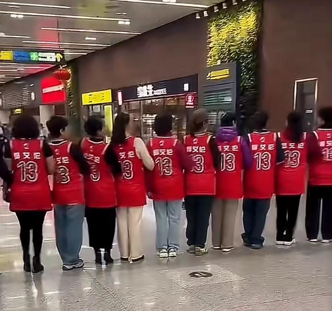 看看这个欢迎排面和球迷们的真诚祝福，郭艾伦必须要尽快好起来来回馈他们！

昨天，