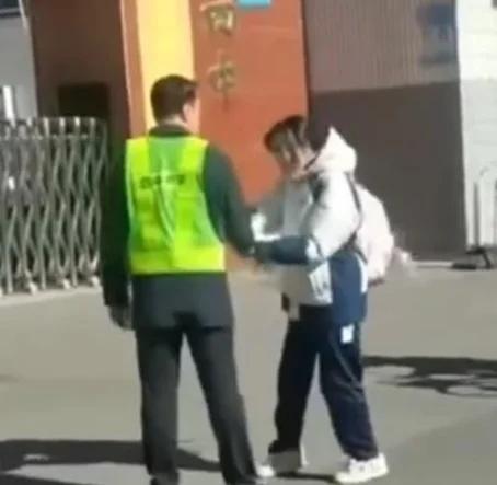 最近被大同四中门口的故事刷屏了🔥
因为学生买了一根淀粉肠，钥匙被没收，就这么件