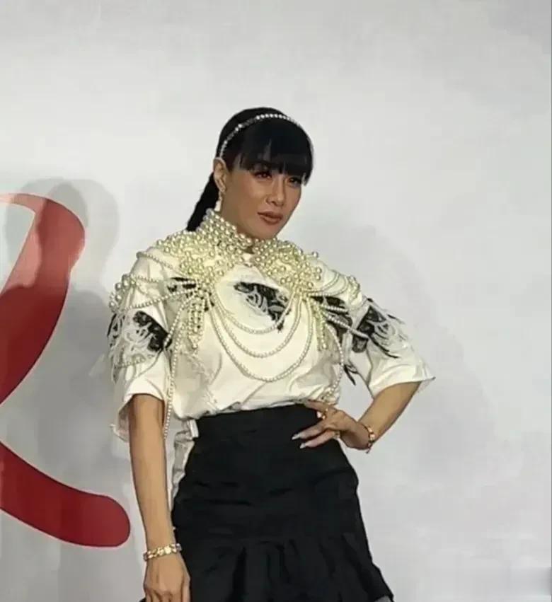 其实钟丽缇底子是非常好的，五官精致身材高挑，是娱乐圈有名的女神级人物，而且都50