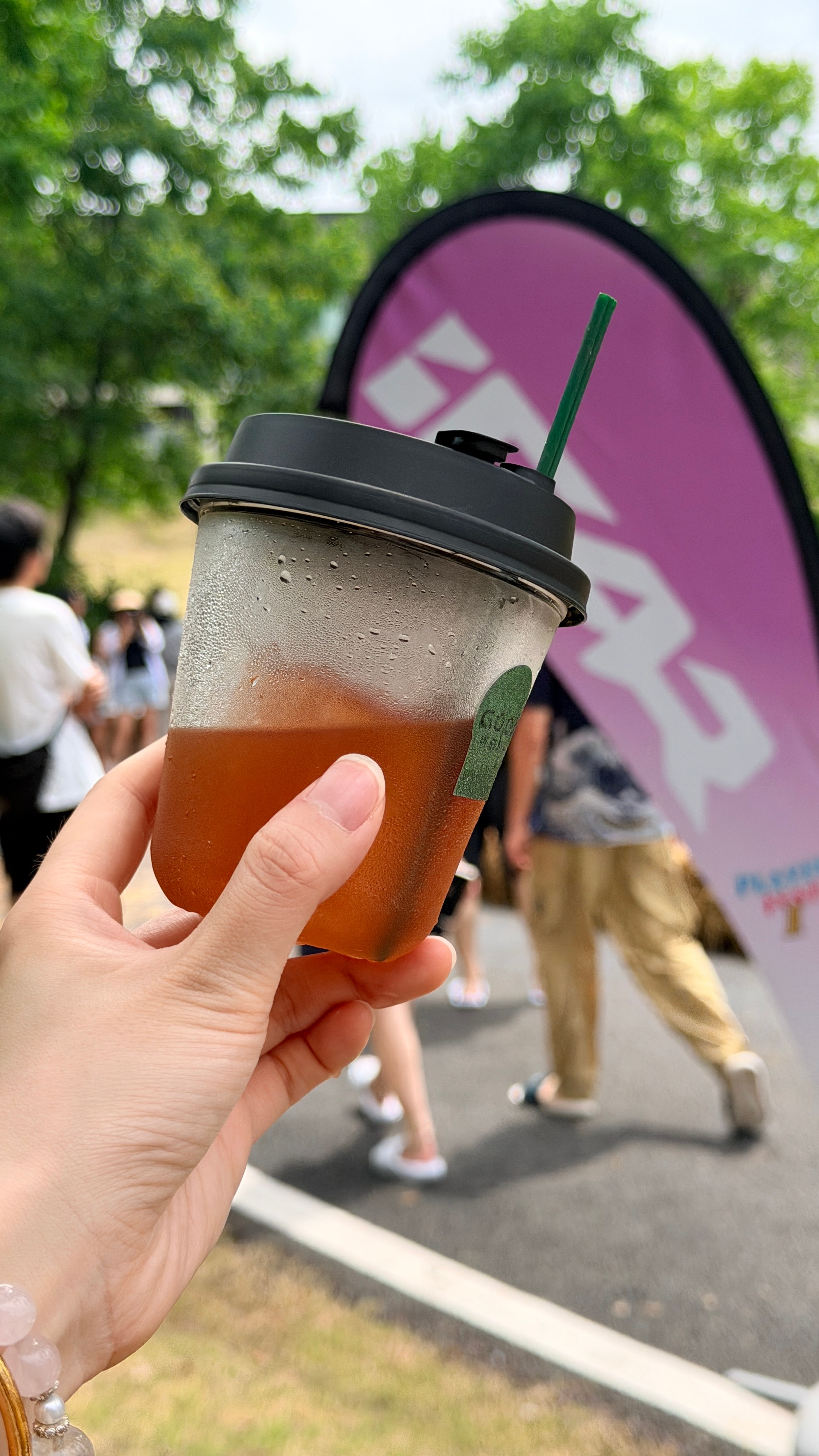 这杯苹果美式真好喝连着喝了三杯现在在高速上有点尿急了还有一个小时才能到机场已经没