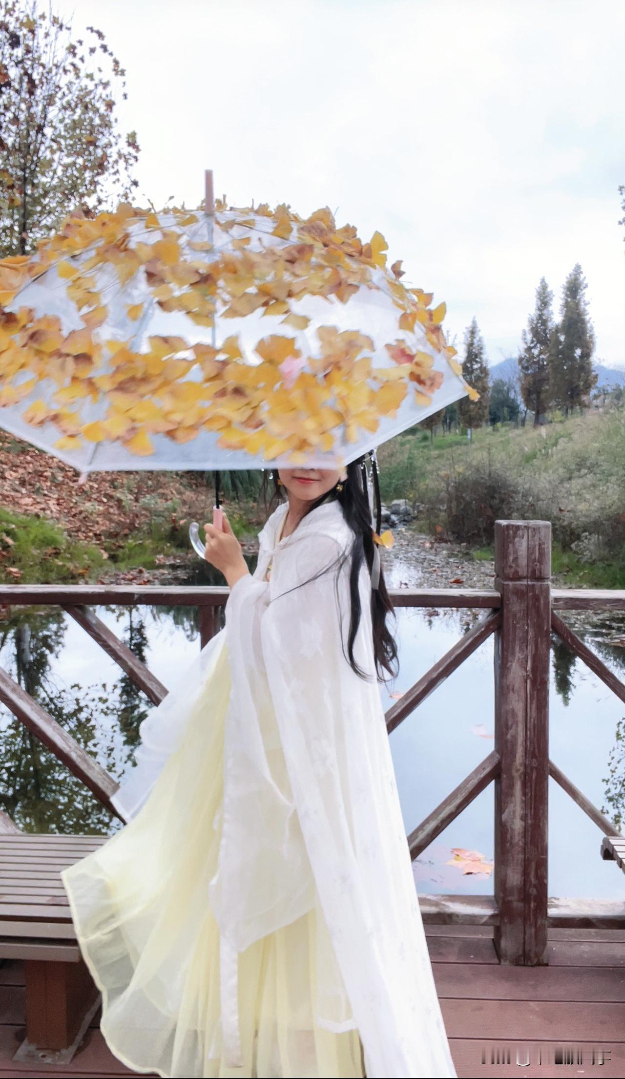 其实我穿汉服从不是为了“扮古人”，就是喜欢裙摆扫过落叶的沙沙声，喜欢交领系绳时指