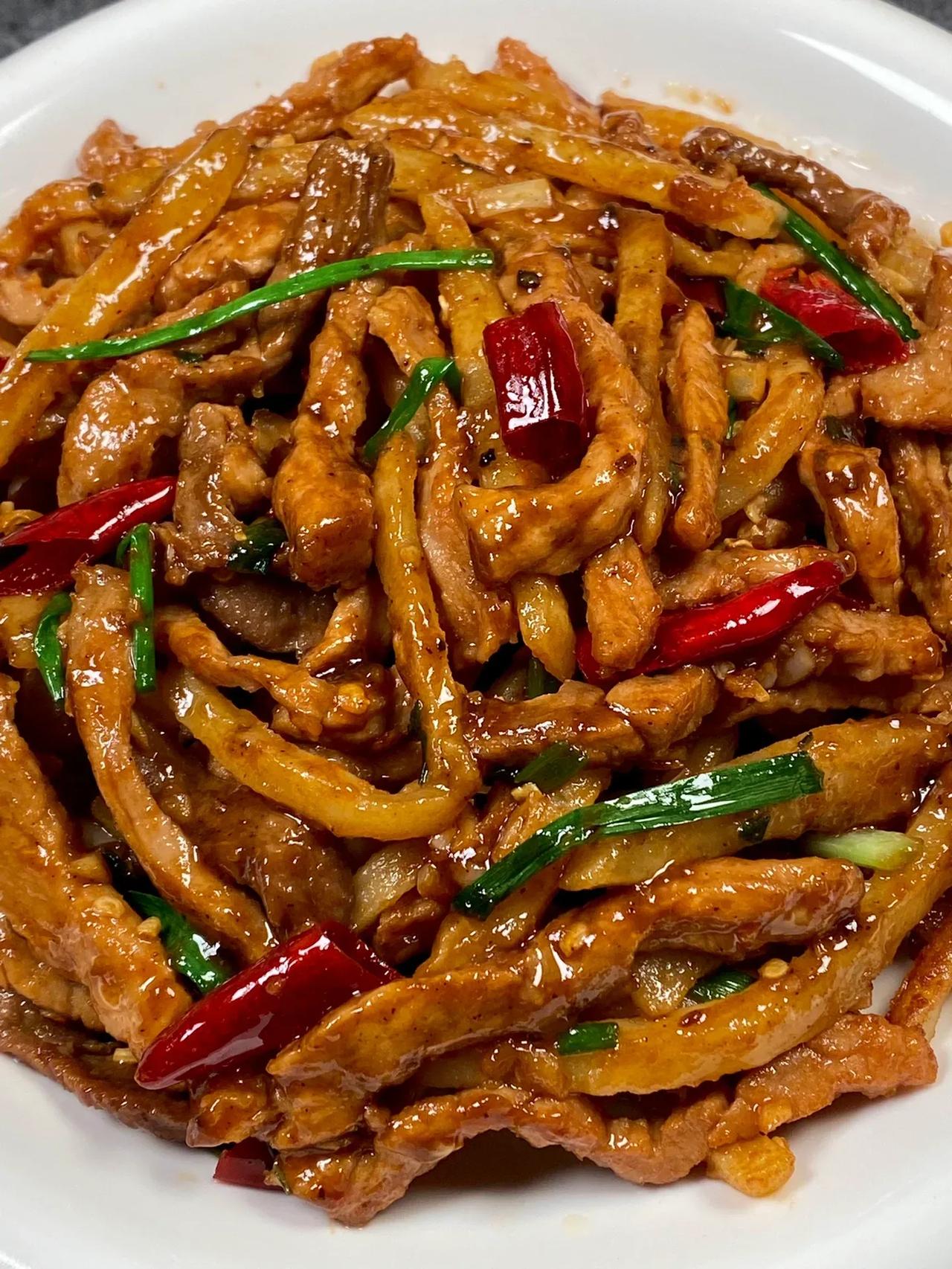我妈炒的土豆肉丝…..下饭神器！！|||家里还剩下几个土豆，我妈就拿来做洋芋擦擦