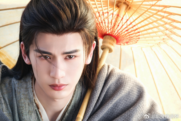 张凌赫素手执伞剧照张凌赫逐玉素手执伞剧照 张凌赫谢征执伞剧照来了！伞下回眸仿佛画