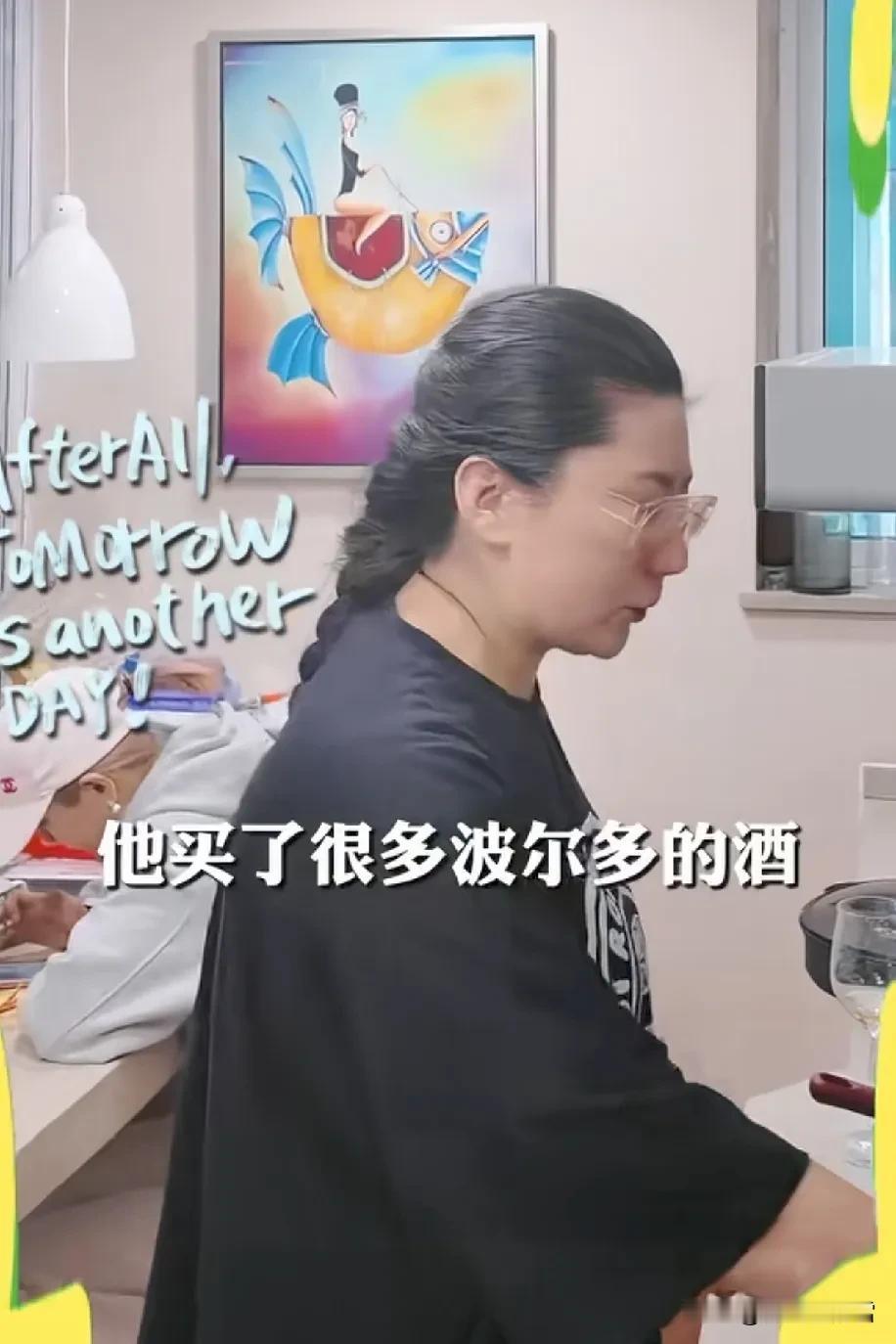 Coco褪去了直播间的美颜功能，这才是真实的她。

发量感人，可能是从头到脚唯一
