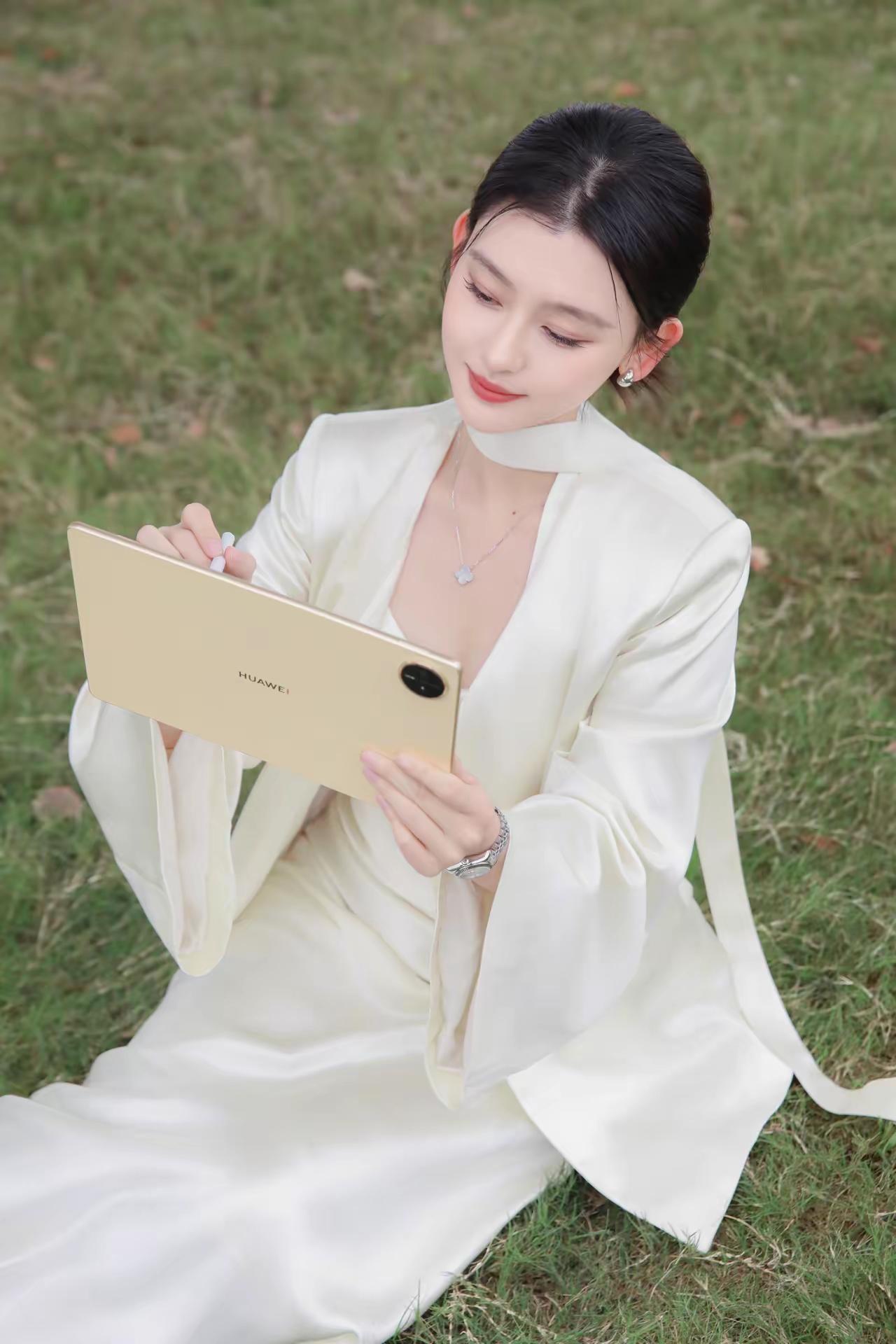 优雅白裙，静享时光，HUAWEI平板相伴。