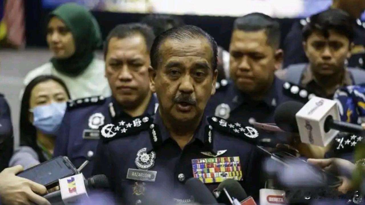 2月5日深夜，马来西亚雪兰莪州加影镇绿野山庄住宅区，七名现职警察闯入中国游客住所