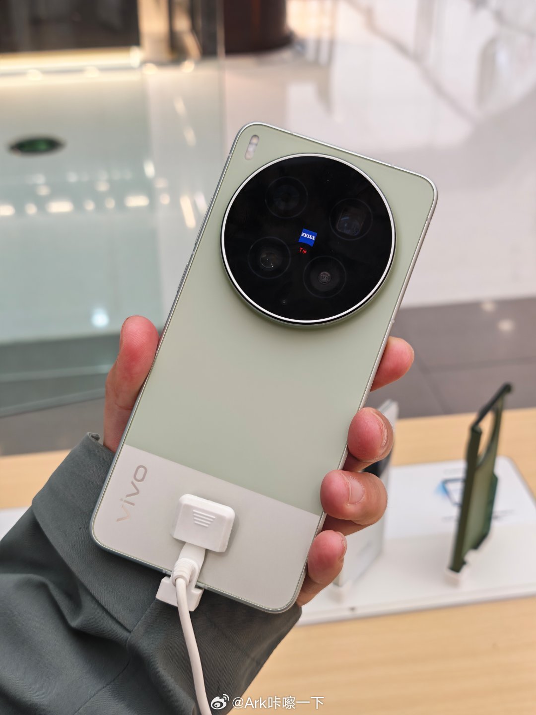 感受一下vivo X300 Ultra，白色这款有类似华为P60系列的贝母纹理，