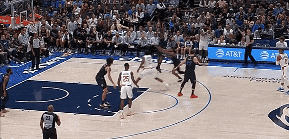 #NBA季中锦标赛##快船vs独行侠# 威少底角被吹技犯，随后杀入内线险些完成隔