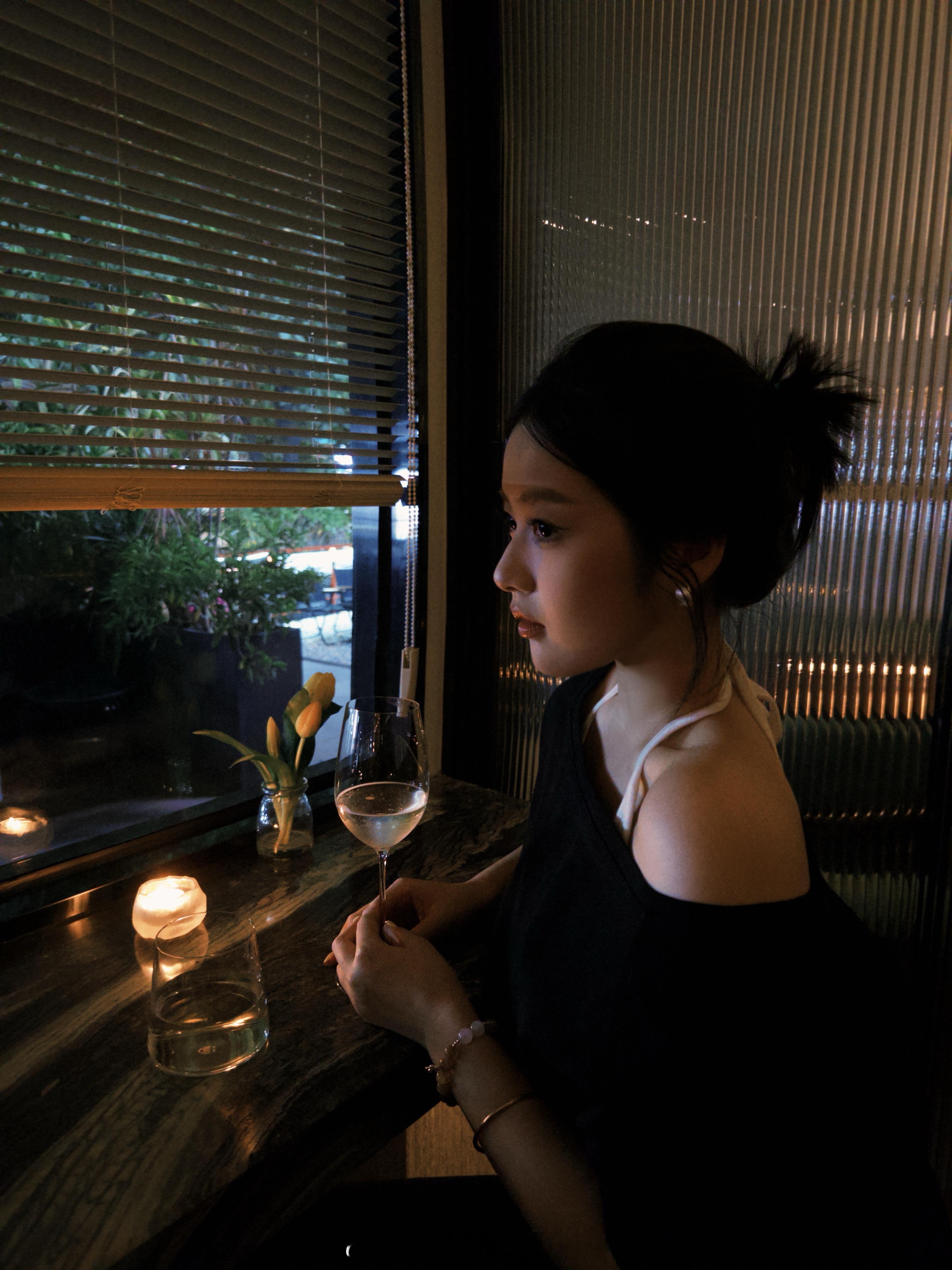和wlf想喝酸奶酒进错店了。。进了隔壁的葡萄酒吧点了两杯葡萄酒花了三百块。受不了