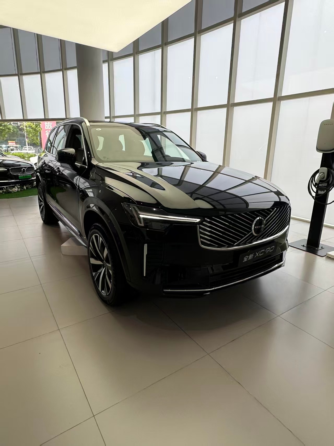 性能猛油耗却低得很，西装暴徒上班通勤也完全不心疼油钱，这反差很可以。 