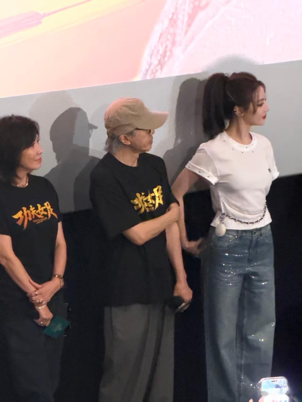 小巴巴站星爷旁边 显得星爷有丝丝弱小迪丽热巴功夫女足纪念票根迪丽热巴