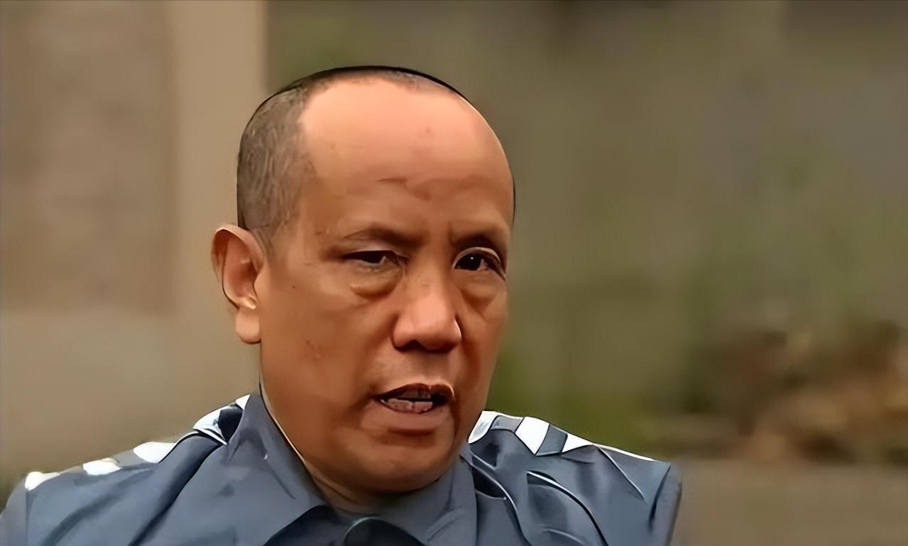 🐒1988年，罪犯王金全趁狱警转身的空隙，一头钻进监区厕所的大便槽。从粪便槽内