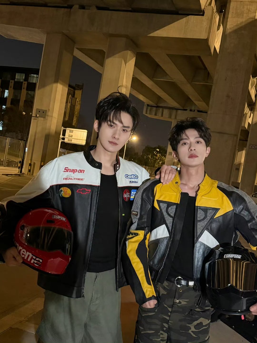 额妈妈脸好小额爸爸肩好宽