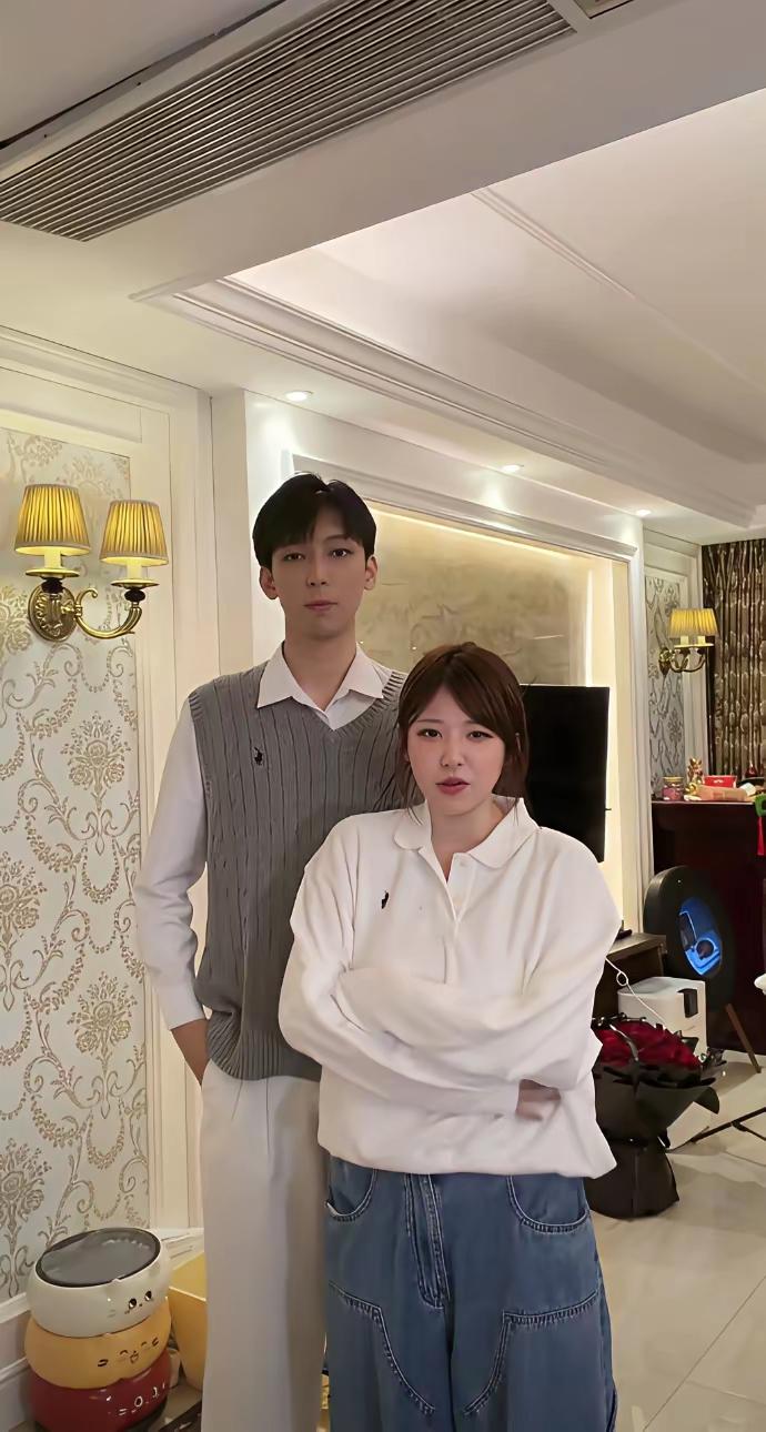 这张照片肯定是没有美颜滤镜的吧！黄一鸣的男友虞老师确实很高，但却显得黄一鸣又矮又