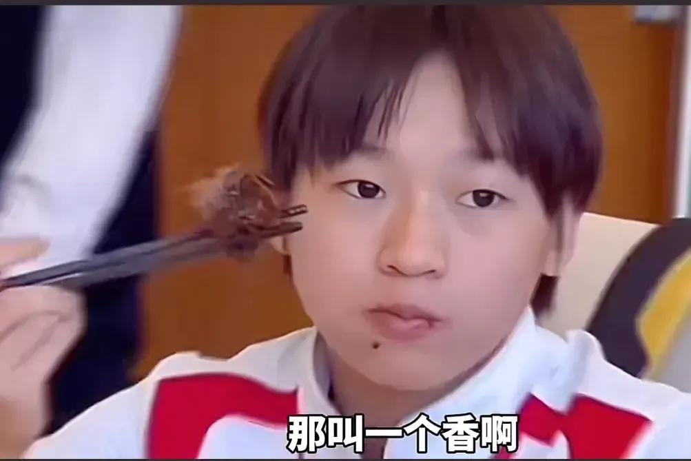 另辟蹊径，全红婵太可爱了。
知道婵宝宝筷子夹的是啥吗？没错是牛排。
用筷子吃牛排