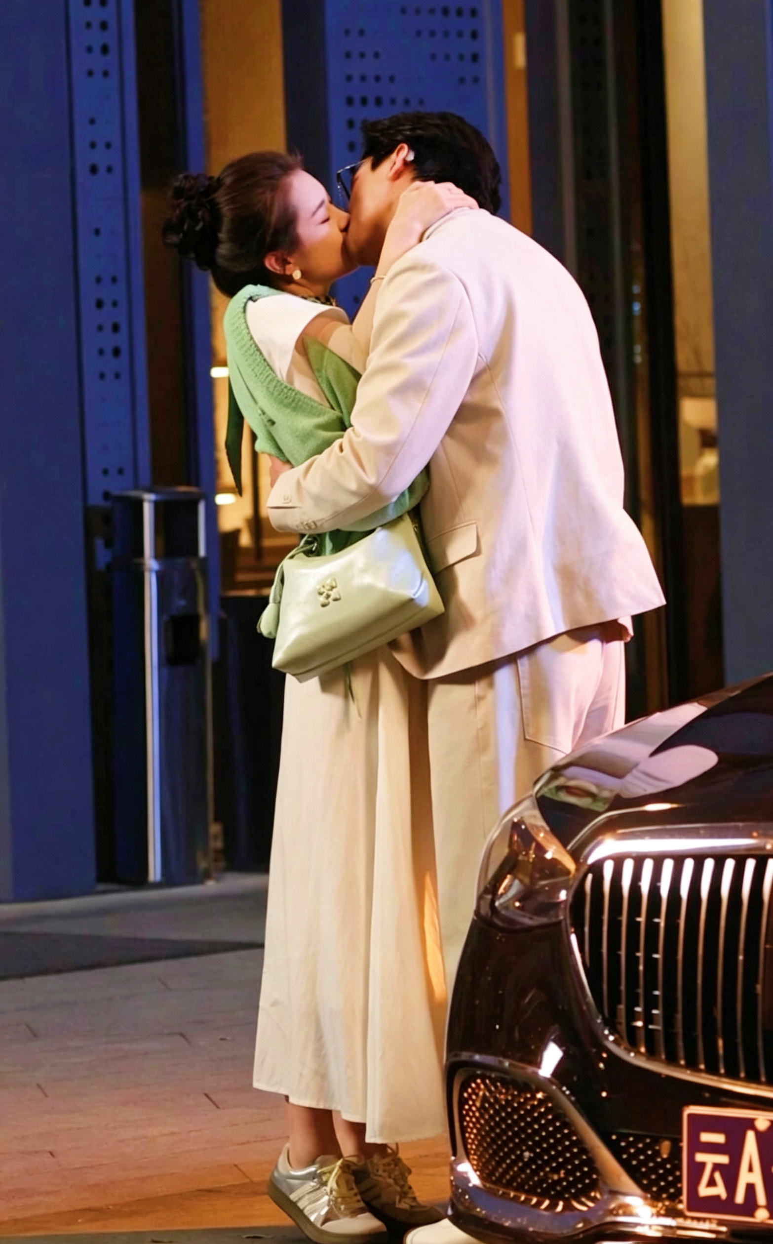 《好雨知时节》郭宇欣、王皓祯吻戏来咯～绿衫、浅裙、米白西装，花束，色彩碰撞得像打