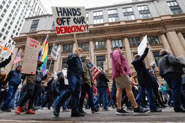 900万人上街，特朗普这下是真的麻烦大了，没人能想到，美国会在3月28号这一天，