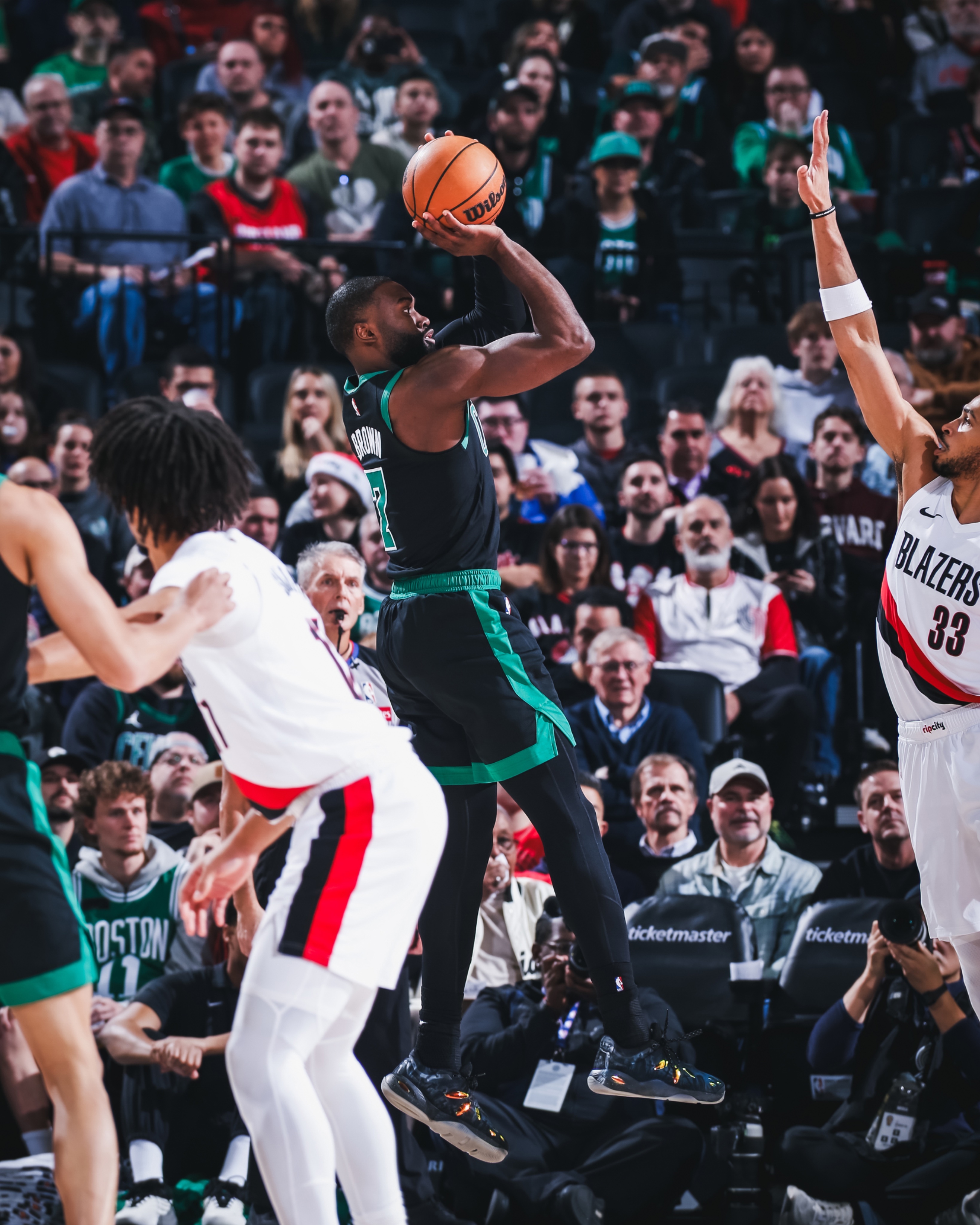 杰伦布朗半场16中11砍下27分，今天30+又稳了NBA