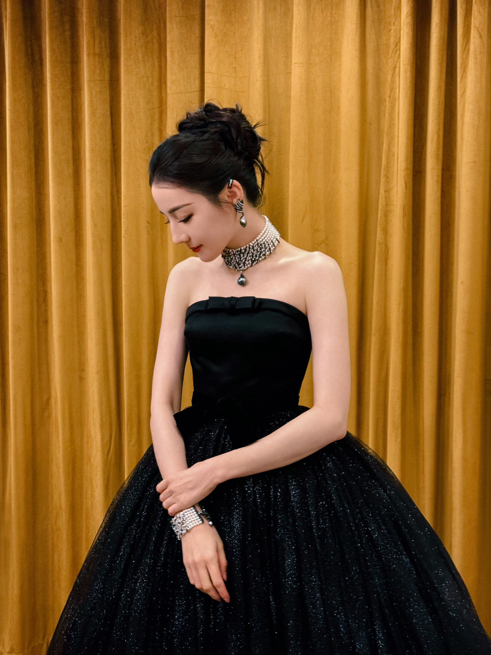 #迪丽热巴娇韵诗直播#迪丽热巴的星光为什么总是这么浓？？？这套造型秒了全世界谢谢