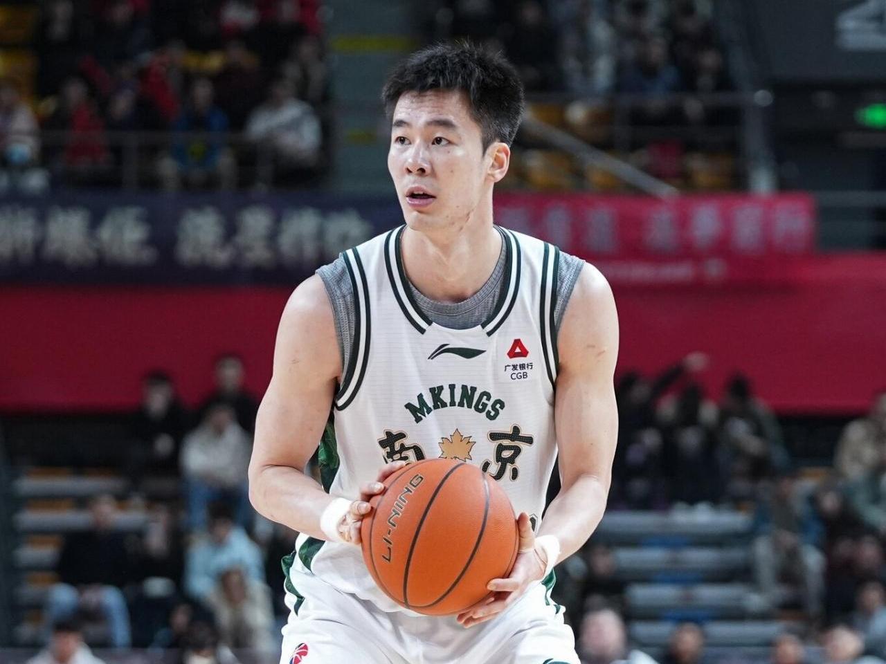 CBA最新消息：据直播吧报道，同曦男篮球员郭昊文在经过拍片检查后，他的骨头没事，