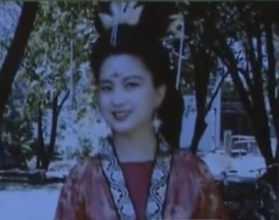 印象中张金玲没有演过古装戏吧，这张试装照也不像是杨贵妃，我觉得铁镜公主可能性大