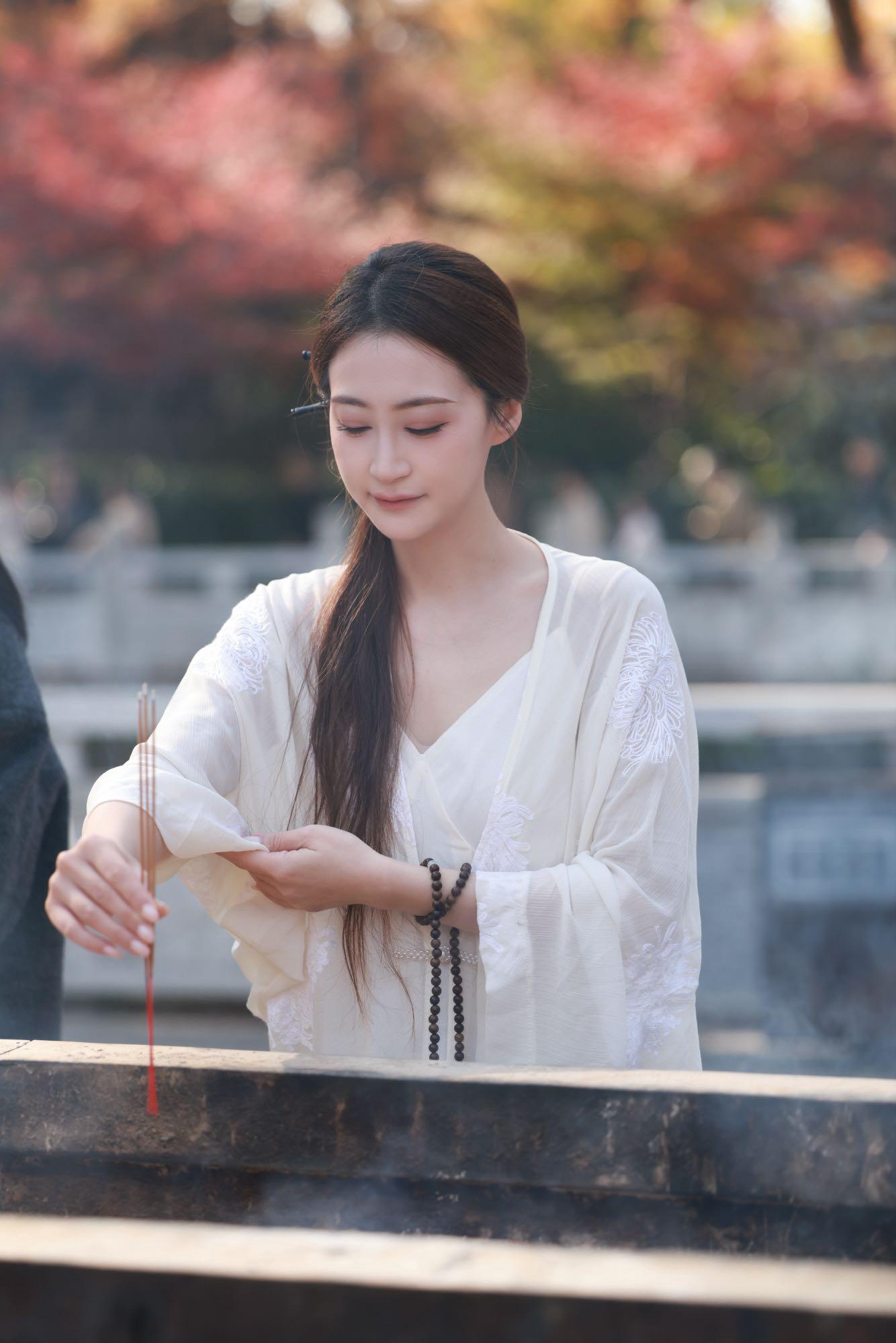 古寺红枫，白衫惊鸿。秋意染透栖霞寺，红枫漫过雕花窗，白衫轻拂，一帧帧都...