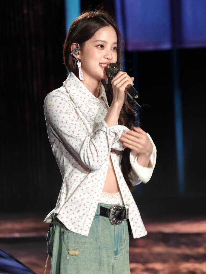 欧阳娜娜小鹏发布会杀疯了！甜飒双杀，新车都被她衬得更香了
舞台上的她碎花短上衣配