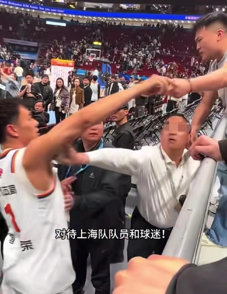 北京首钢主场，北京vs上海比赛已经结束了，上海队是获胜的一方，疑是上海队一球员想