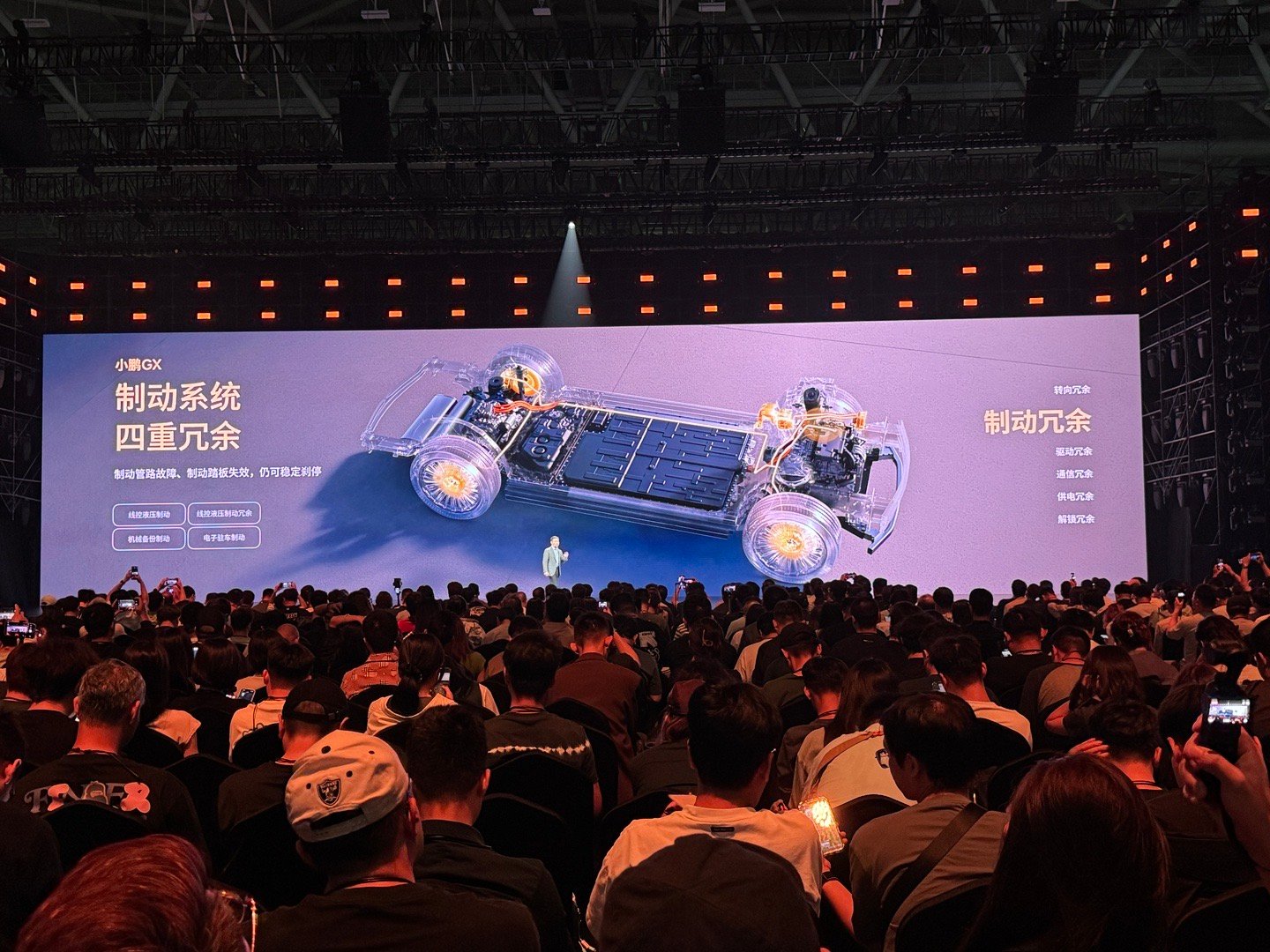 安全这一块不想多说了直接把飞行汽车的航空级冗余技术下放到了车上，搞了行业首创的六