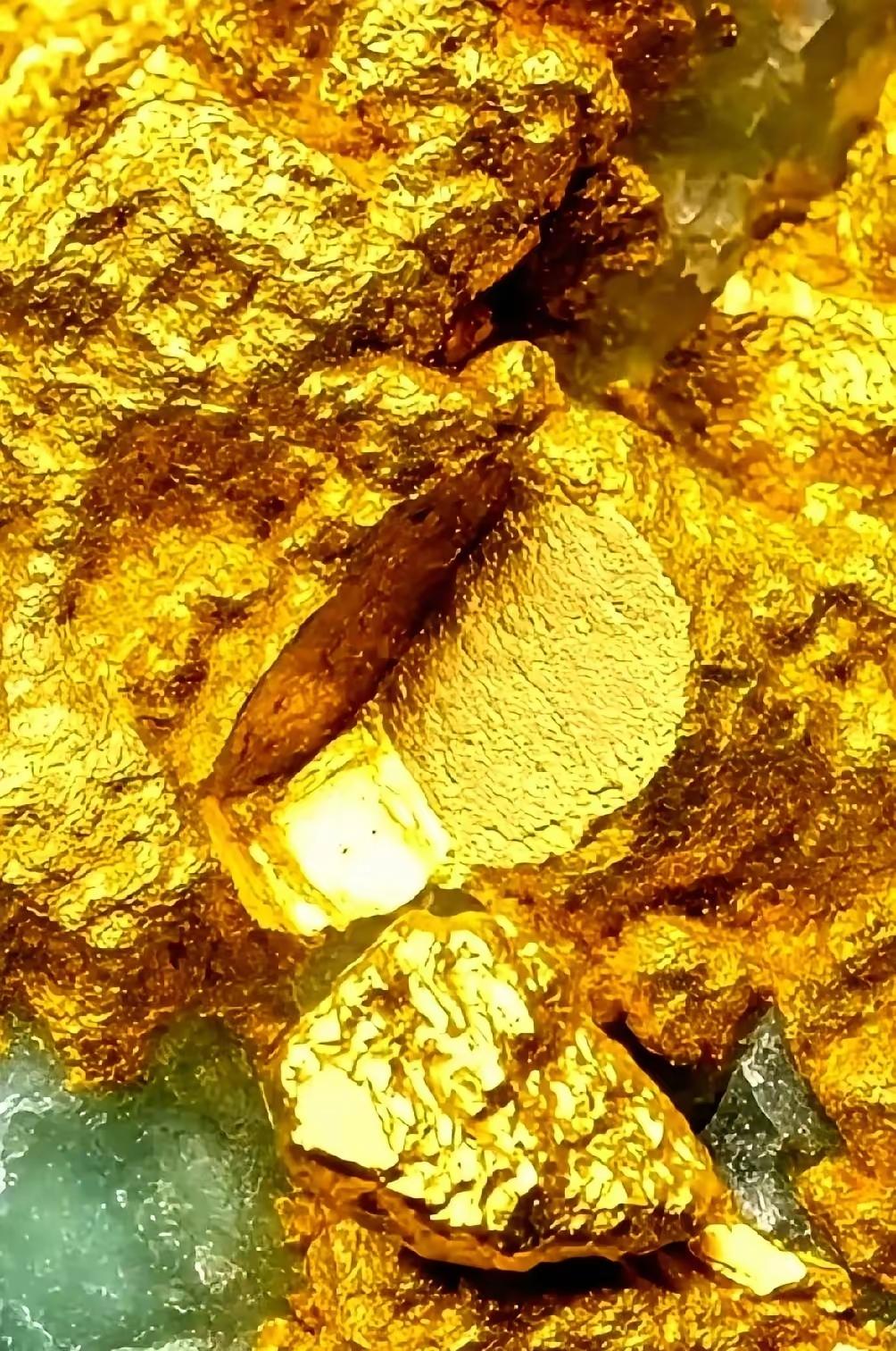 我跟你说个事儿，你听了别吓着。
黄金涨价，根本不是什么市场缺货。
 
这话可不是