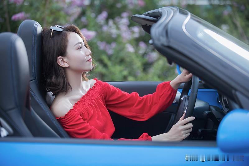 买东西这事儿，着实古怪。就拿高档汽车来说，花几十万甚至上百万买回来，开出门就开始