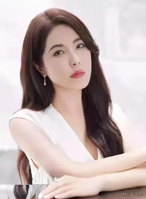 陶令不知何处去，

桃花源里可耕田？

最近，

经常能在网络上看到曾黎过田园生