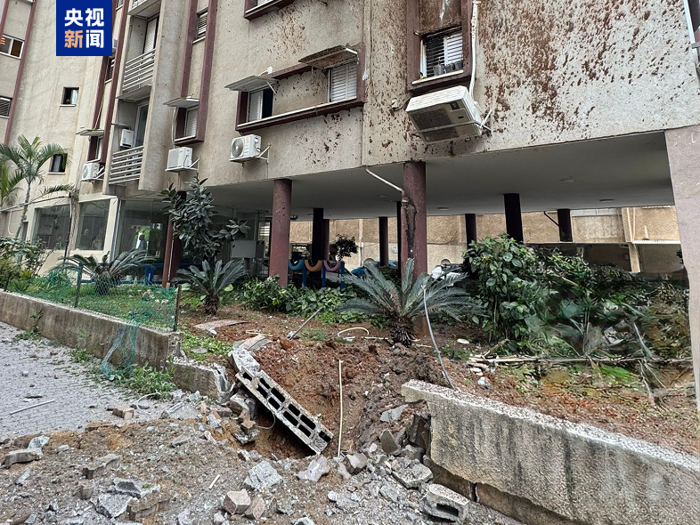 #以色列称伊朗发射弹道导弹# 【以军称伊朗向以中部发射携带集束炸弹弹头的导弹】当