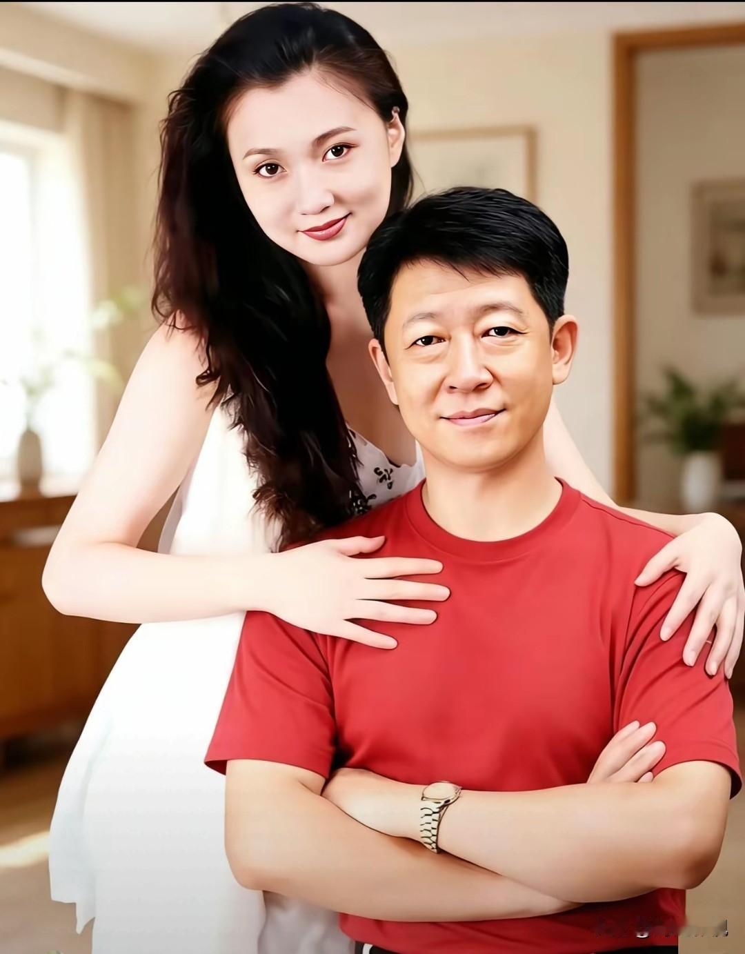 那时的王志文成熟、硬朗，气宇轩昂，风度翩翩！而身后美女是谁？看她细眉飞扬，秀韵多