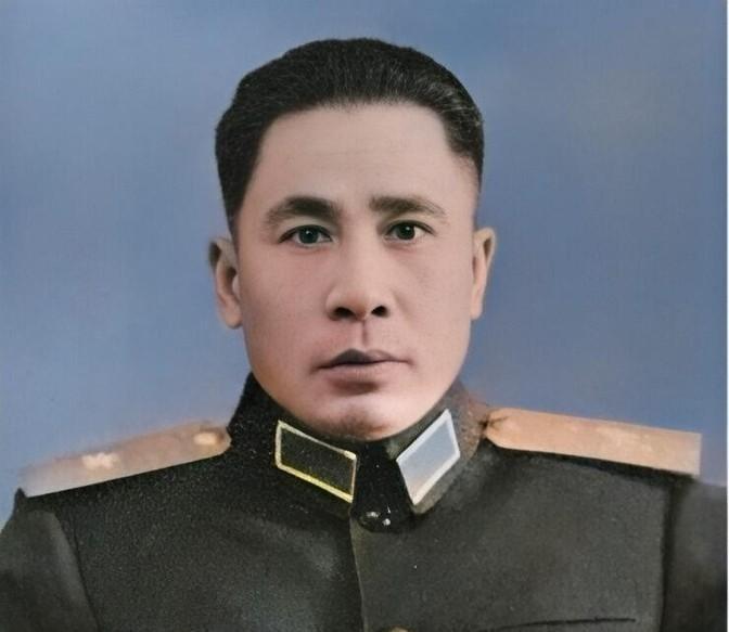 1957年，一少将钓鱼时意外去世，因死因太过蹊跷，部队首长便让专案组展开调查。专