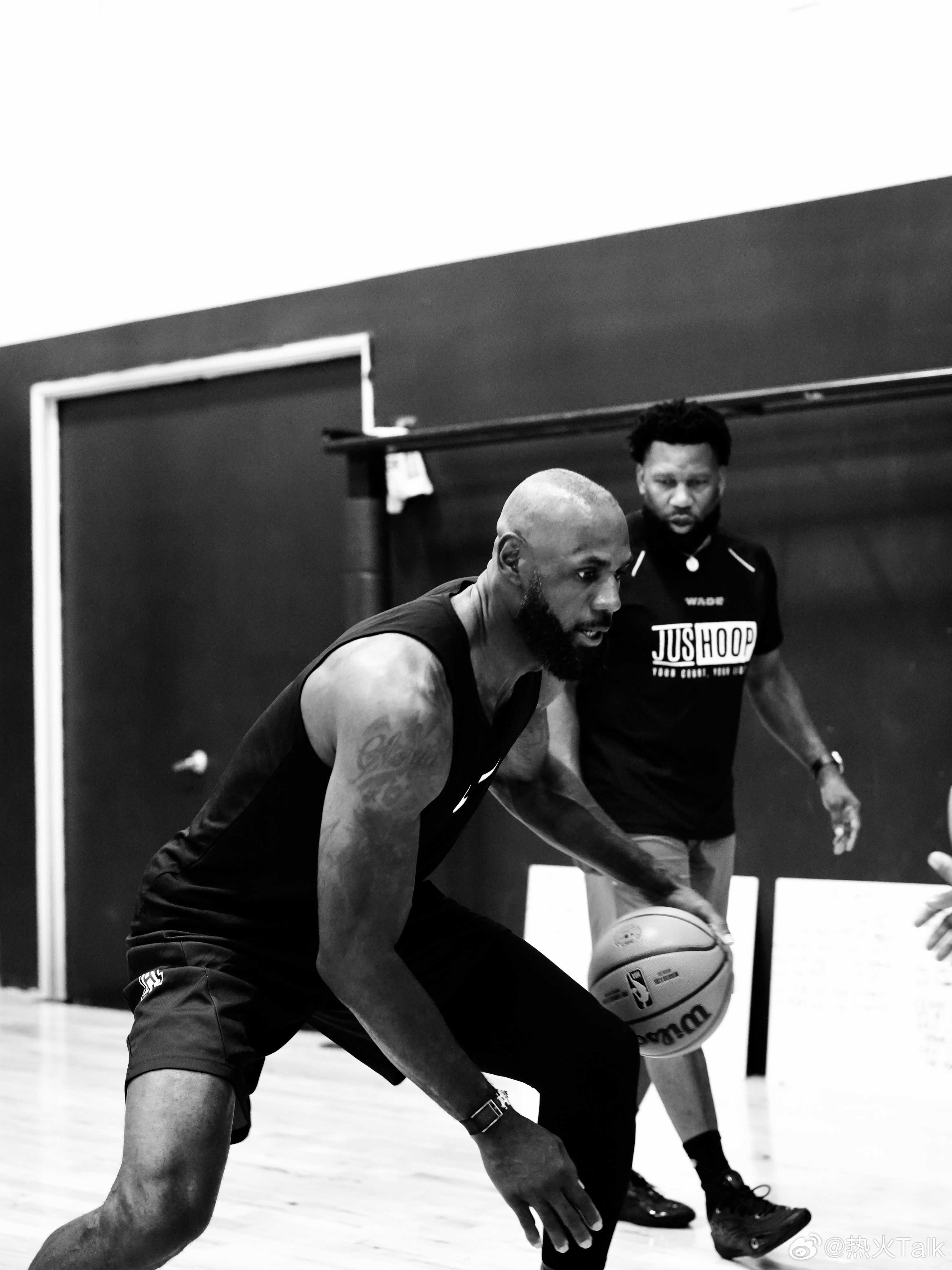 久违的詹韦合体！詹姆斯韦德一起参加JUS HOOP训练营，指导年轻球员们！可惜了
