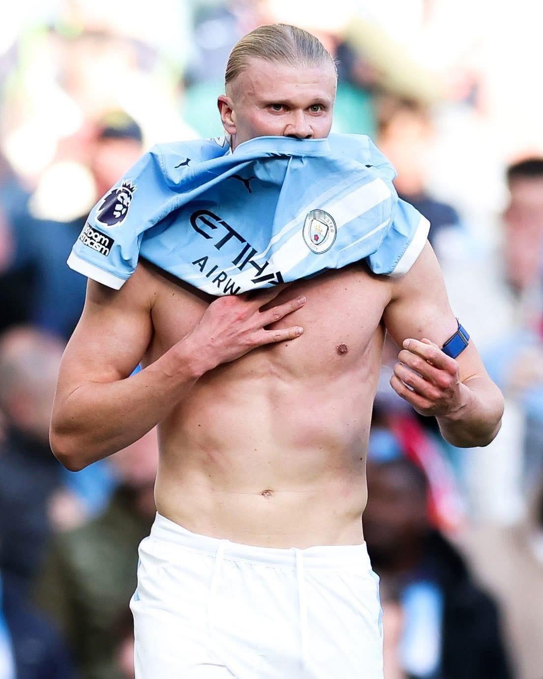 激烈對碰車爛波衫就見得多，扯爛打底衫真係第一次見… 夏蘭特曼城2-1 阿仙奴