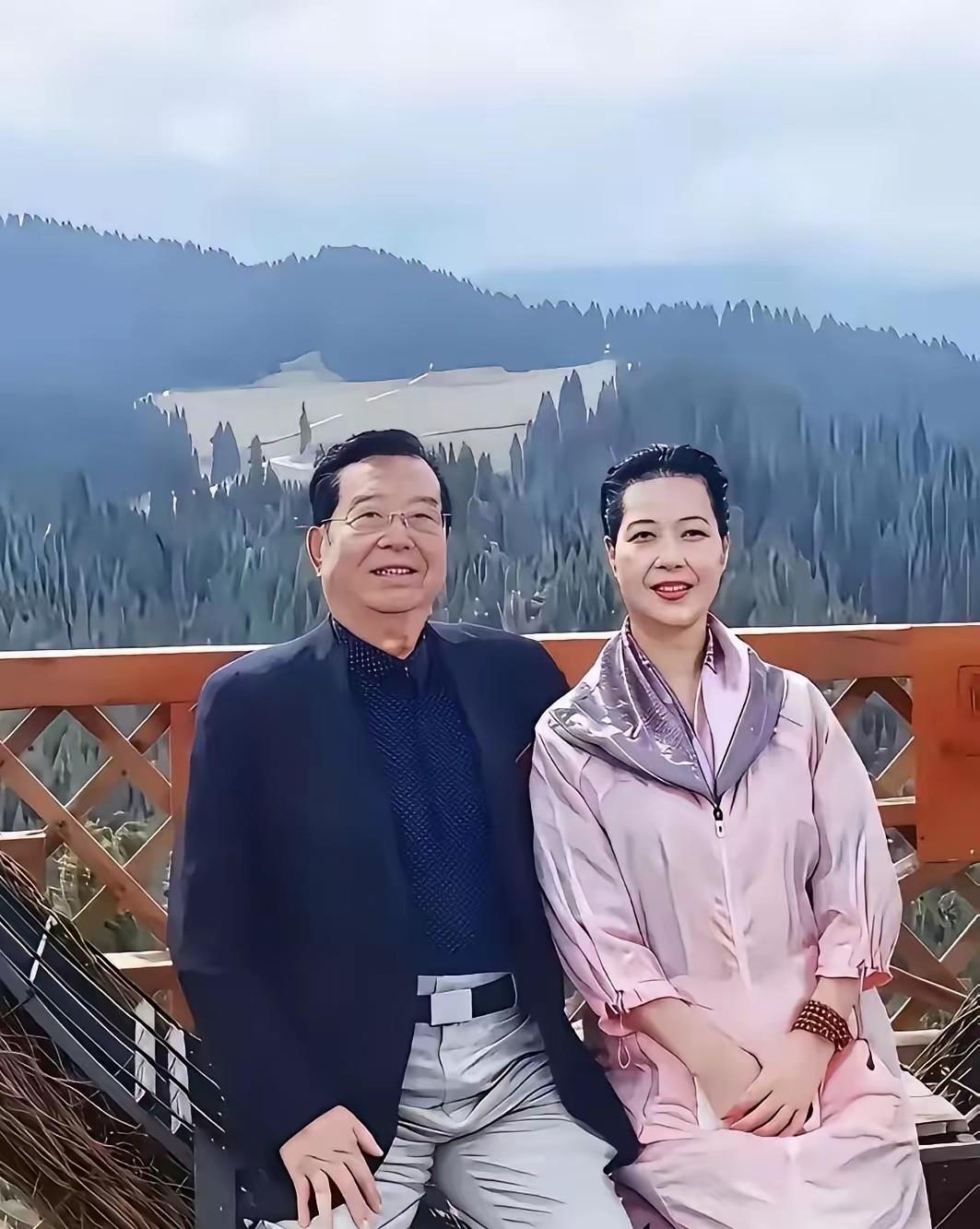 李双江老师都已经87岁了，他的妻子梦鸽也已经59岁了，两个人长期在海南生活，经常