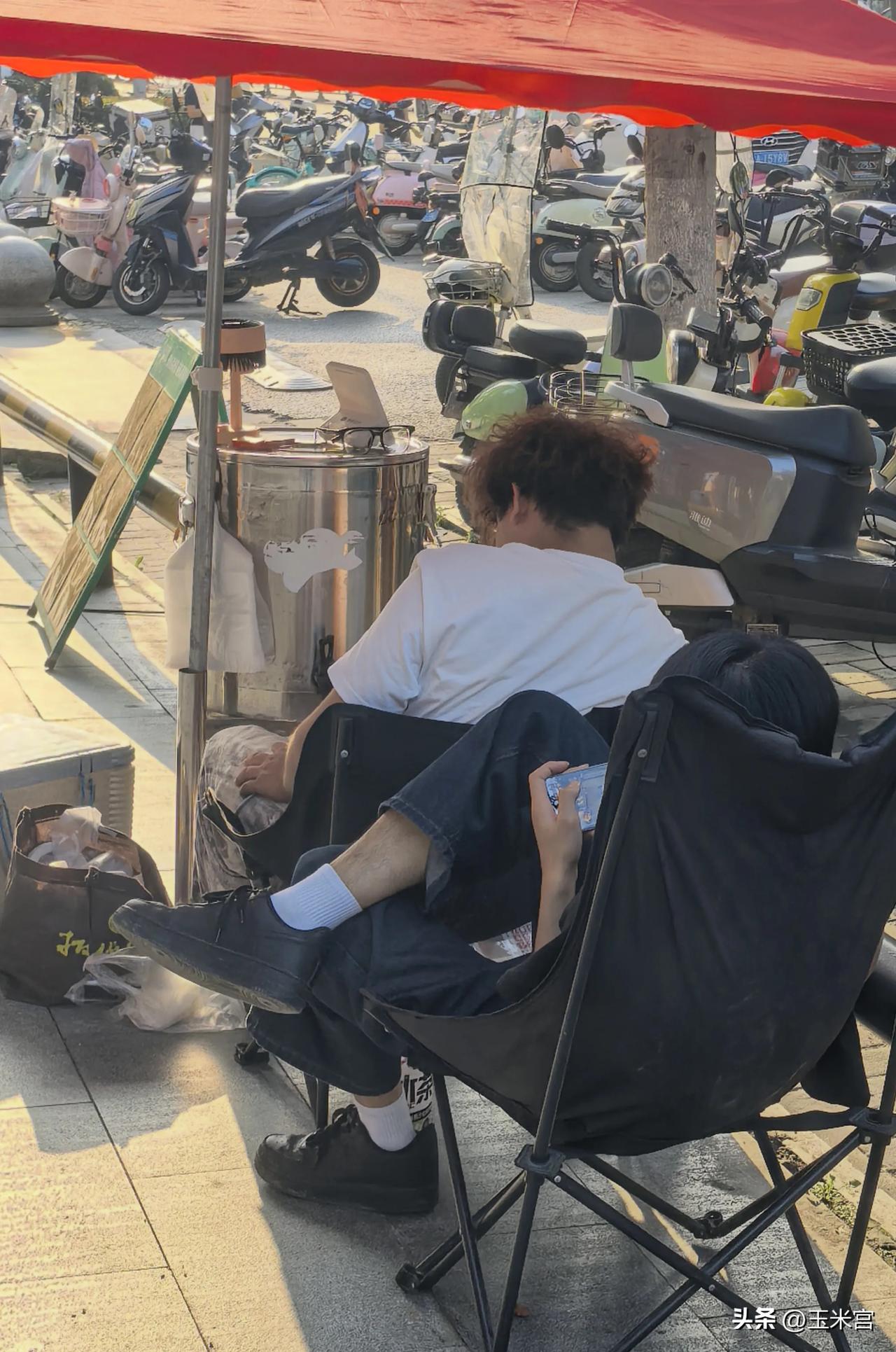 摆摊的最高境界
路边红伞支起一个小摊位，能在市井烟火里偷半刻清闲，把日子过成慢镜
