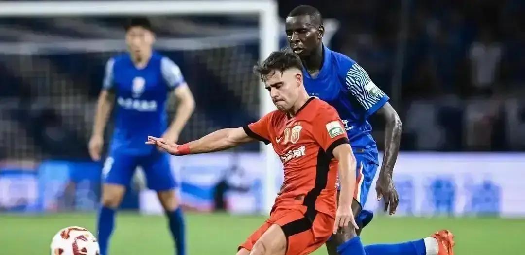 海港德比前夜，申花球迷堵大巴
 
昨晚八点半，浦东世纪大道地铁口。二十多个穿蓝衣