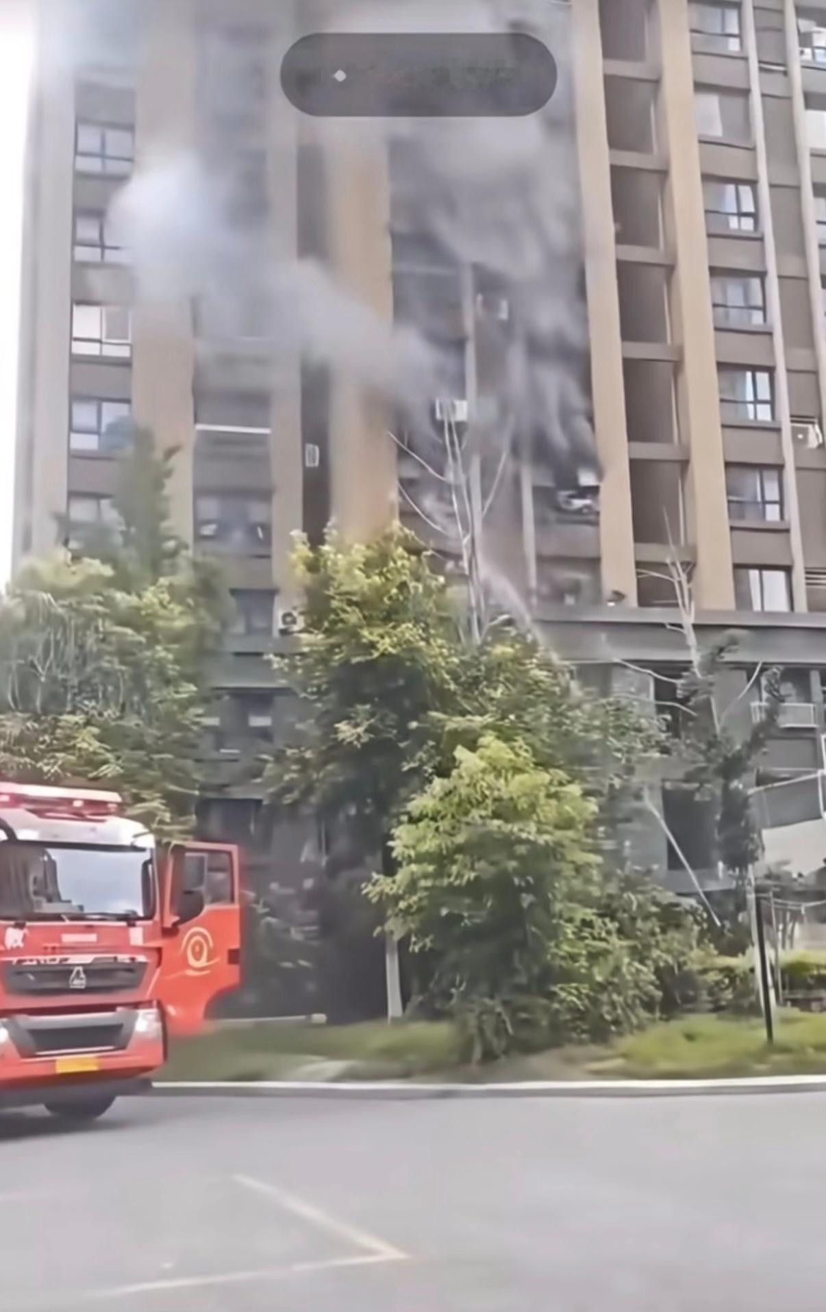 连云港母女 蒸汽烫人 看现场群众拍的视频太让人揪心了，一切等官方后续吧，希望没事